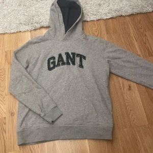 Gant hoodie  - Jättefin gant hoodie i bra skick grå på utsidan och marinblå inuti. Med tjock lurvig gant text!