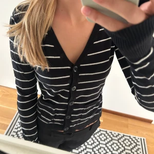 Kofta  - Säljer denna superfina koftan som nästan är helt ny!