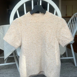 Stickad tröja från Sandro - Säljer mina fina stickade tröja från Sandro, i storlek 1 som motsvarar storlek 36. Passar även mig som har 34. Färgen är beige/rosa skulle jag säga! Bara använt några gånger så skicket är jättebra! Köpt för ungefär 2500kr. 