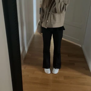 Beige jacka med knappar - Säljer en snygg beige jacka med knappar framtill. Den har en avslappnad passform och är perfekt för höst och vår. Perfekt för att hålla stilen när det är lite kyligare ute! Från Zara💗