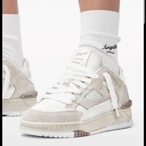 Axel arigato Area lo Sneakers - Helt nya, aldrig använda. Har kartong, kvitto, dustbag samt arigato kort kvar. Jättefina och håller värme nu inför vinter! Köpte från deras hemsida för 3500kr