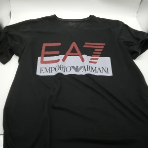 Ea7 armani t-shirt  - L passar M är i helt okej skick