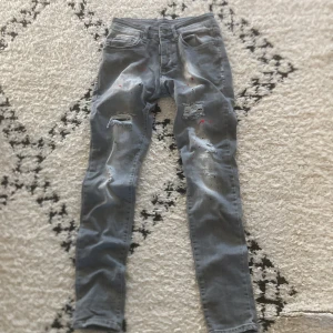 Dsquared2 jeans - Jag säljer ett par dsquared jeans (replika). De har en skada som du kan se på bild 3 men det går att sy ihop.