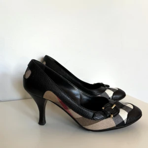 Klackar från Burberry 👠  - Klackar från Burberry i storlek 36