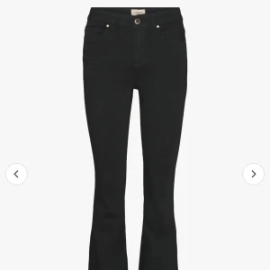Svarta bootcut jeans - Använda en del men i väldigt bra skick! Säljer då jag växt ur dem!  Klicka inte på köp nu utan skriv ett meddelande!!  Köpta för 499kr