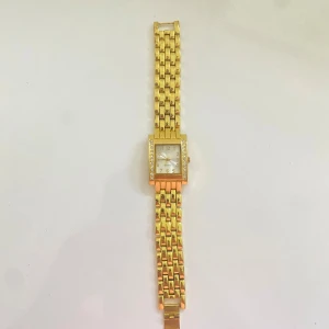 Guld klocka  - Superfin klocka i guld/ lite gulguldig färg🥰 Använd 1-2 gånger max! Mått finns på bild 3❤️ Märket är Quartz🥰 Fina diamanter i mitten!