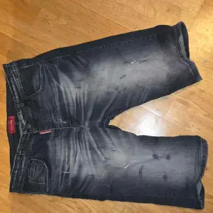 Äkta Fina dsquared2 shorts helst kontant betalning kan mötas i Sollentuna 