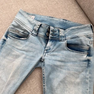 Pepe jeans  - Snygga jeans från pepe i modellen Venus. Köpta för nåt år sedan men är i bra skick. 
