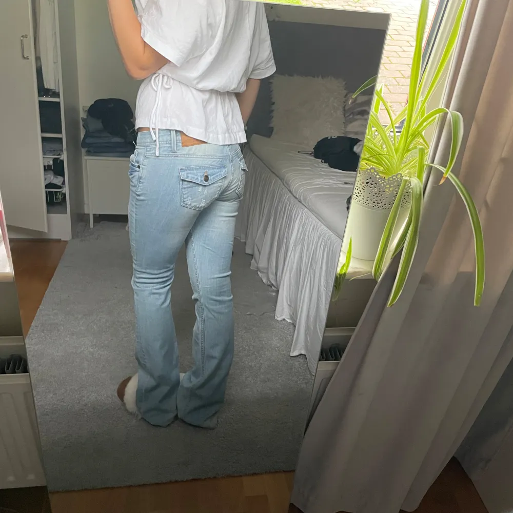 Jeans!❤️ Midja (rakt över): 37cm innerbenslängd: 85cm (går inte att lägga något i framfickorna och en skärp hållare är trasig)❤️. Jeans & Byxor.