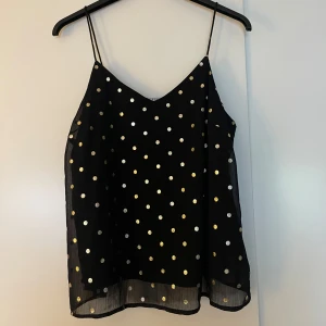 Linne - Ett linne med dubbelt tyg på insidan. I mycket gott skick 