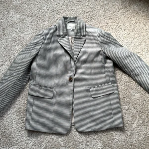 By Malina kavaj - Snygg By Malina kavaj i oversize-modell. Fint rutigt mönster. Stl L.