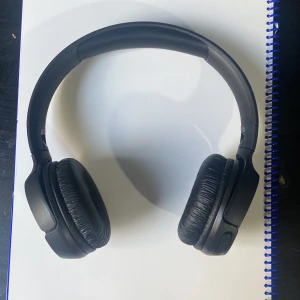 Jbl bluetooth hörlurar  - En jätte bra ljud fungerande JBL hörlurar som man kan ladda med en vanlig Samsung laddare eller så får du en laddare men det kan vi ta i privat 