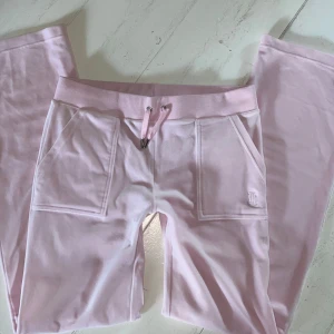 Juicy byxor - Helt nya juicy couture byxor! Säljer pga att jag köpte de på en loppis (de har lappen kvar) men de va tyvärr för stora! Kan skicka fler bilder💋💖