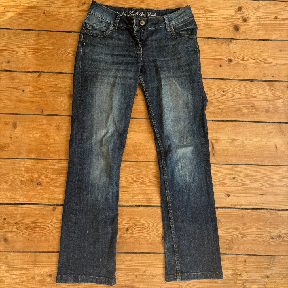 Midja ca 38 cm, innerben ca 78 cm. Strl 38 enl lapp, håller med men passar S oxå. Jag är 161, passar på längre oxå!!! . Jeans & Byxor.