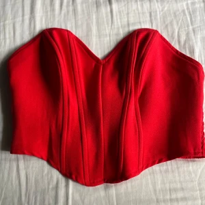 Röd fest topp  - Röd fest topp. Aldrig använd. Storlek 38. Perfekt till en festligare middag med vänner. 