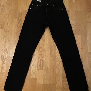 Levi's 501 ’93 - Svarta Levi’s 501or. W30 L34. Bra skick, utan slitningar på klassiska ställen. Hör av er om frågor!