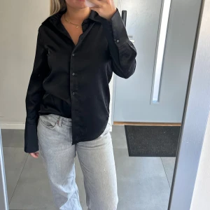 Sidenblus nakd  - Så snygg svart blus från nakd. Köpt för kanske 4 år sedan men är använd någon enstaka gång bara så väldigt fint skick!!
