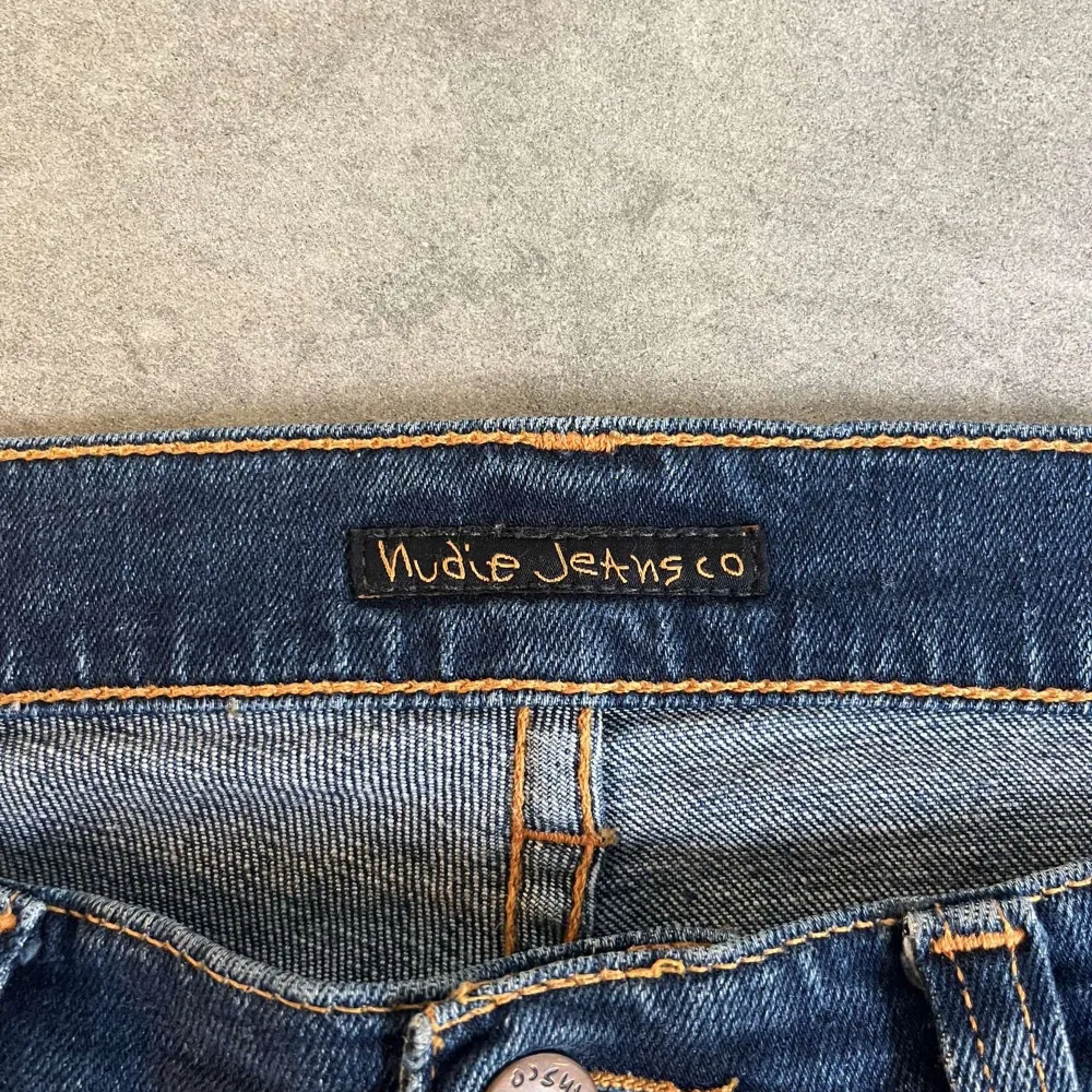 Sparsamt använda nudie jeans i 9/10 skick utan några defekter. Modellen på jeansen heter grim tim. Killen på bilden är 185cm och väger ca 70kg. Waist är 31och lenght är 34. Säljer pga att dem inte längre kommer till användning. . Jeans & Byxor.