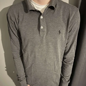 Ralph Lauren lång ärmard  - Säljer en fet lång ärmad Ralph Lauren tröja. Storlek slimfit M. Hör av er för frågor😁  Längd på modellen: 188cm