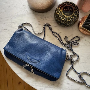 Blå Zadig & Voltaire väska - Säljer min super fina Zadig väska som inte har kommit till användning nått på senaste, bara använts ett få tal gånger💘💘original pris ungefär 3897kr, 345€