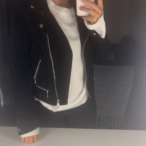 Svart skinnjacka från Vero Moda - Säljer en snygg svart mockajacka från Vero Moda. Jackan är aldrig använd då jag har en likadan och fick denna i present. Den passar perfekt för höst och vår samt vardag och fest. Nypris 1549kr! 