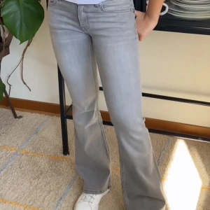 Lowboot jeans - Säljer mina superfina lågmidjade gråa jeans från lager 157! Så fina men kommer inte till användning! Det är storlek M/full length💘💘