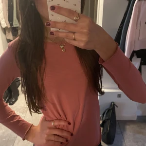 Luftig tröja- röd - Storlek: XS (stretch) Aldrig använd. Skön på huden, tunn, fin, luftig. Mycket bra skick.