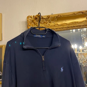 Snygg ralph lauren half zip - Säljer en riktigt snygg mörkblå ralph lauren half zip. Pris går att diskutera