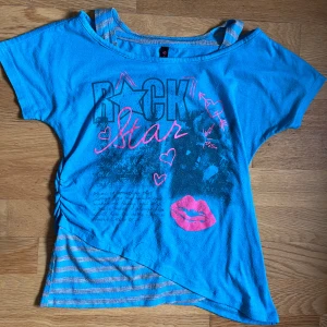 Tröja y2k - Jättefin Y2K tröja i bra skick. Är egentligen i barnstorlek så passar S.💕