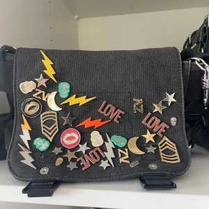 Unik zadig & Voltaire - Zadig& voltaire väska med avtagbar  axelrem samt extra kedjerem. Köpt för 3000kr men säljer då jag ej använder den💕 Material: canvas  Väskan har ett stort huvudfack, innerficka, korthållare och kan stängas med dragkedja. Köparen står för frakt