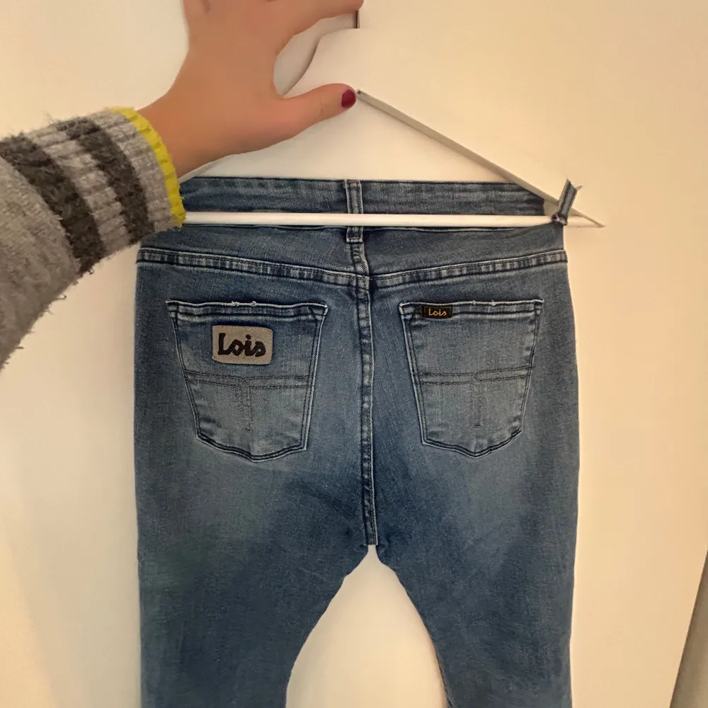 Jättefina Lois jeans som är bootcut, väldigt lite användning och är i nytt skick. Jeansen är W 26 L 30 men är strecksiga så passar en mindre storlek.  Nytt pris är runt 1500-1600, kan tänka och sälja för 1050 kronor, skriv om ni har några frågor ❣️. Jeans & Byxor.