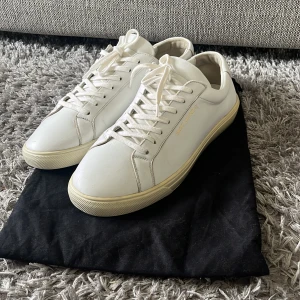 Saint Laurent skor  - Säljer dessa super feta saint Laurent skor | storlek 42 | skicka 9,5/10 | dustbag medföljer! hör av er vid minsta fundering!🤝