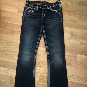 Bootcut jeans - Säljer dessa jättefina bootcut jeansen som liknar true religion. De är i jättefint skick och skönt material. Dm för mer<3