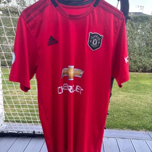 Manchester United tröja  - Säljer nu min Manchester United tröja då den inte passar mig. Den är i strl M och ÄKTA! 