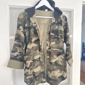 camouflage tröja i jeansliknande material, svart huva och bra skick, från H&M storlek XXS men passar även XS och möjligtvis S, hör av er vid frågor eller intresse!🩷 50kr