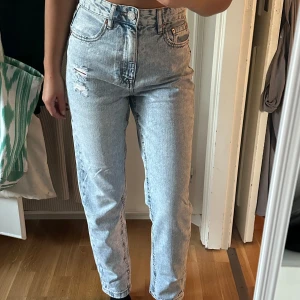 Ljusblåa jeans - Säljer dessa jeans med raka ben, höga i midjan. Köparen står för frakten. 