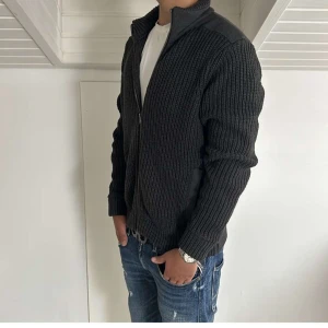 Hel zip - Tja säljer denna snygga hel zipen. Skick 9/10, storlek L men passar även M. Köp för endast 349. Hör av dig vid frågor eller funderingar!