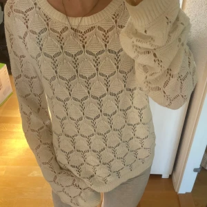 Fin virkad tröja - Vit virkad tröja från Vero Moda som köptes för länge sedan! 