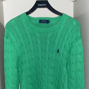 Grön Ralph Lauren Polo Stickad Långärmad Tröja - Bra skick, använd ca. 3 gånger. Storlek M men lutar lite mer åt L. Nypris 2000. Säljs då den inte används.