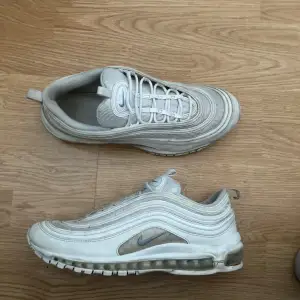 Säljer mina Air Max 97 då jag har köpt nya skor. De är lite söndriga och de är lite smutsiga. De är väldigt sköna och passar till det mesta. Pris kan diskuteras