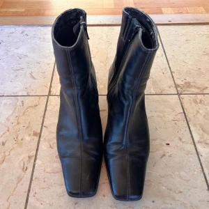 Boots  - Jättesnygga läderskor från Clarks. Använda men fortfarande fint skick. Storlek 5 1/2 US size vilket motsvarar 36 1/2.🫶🏼 