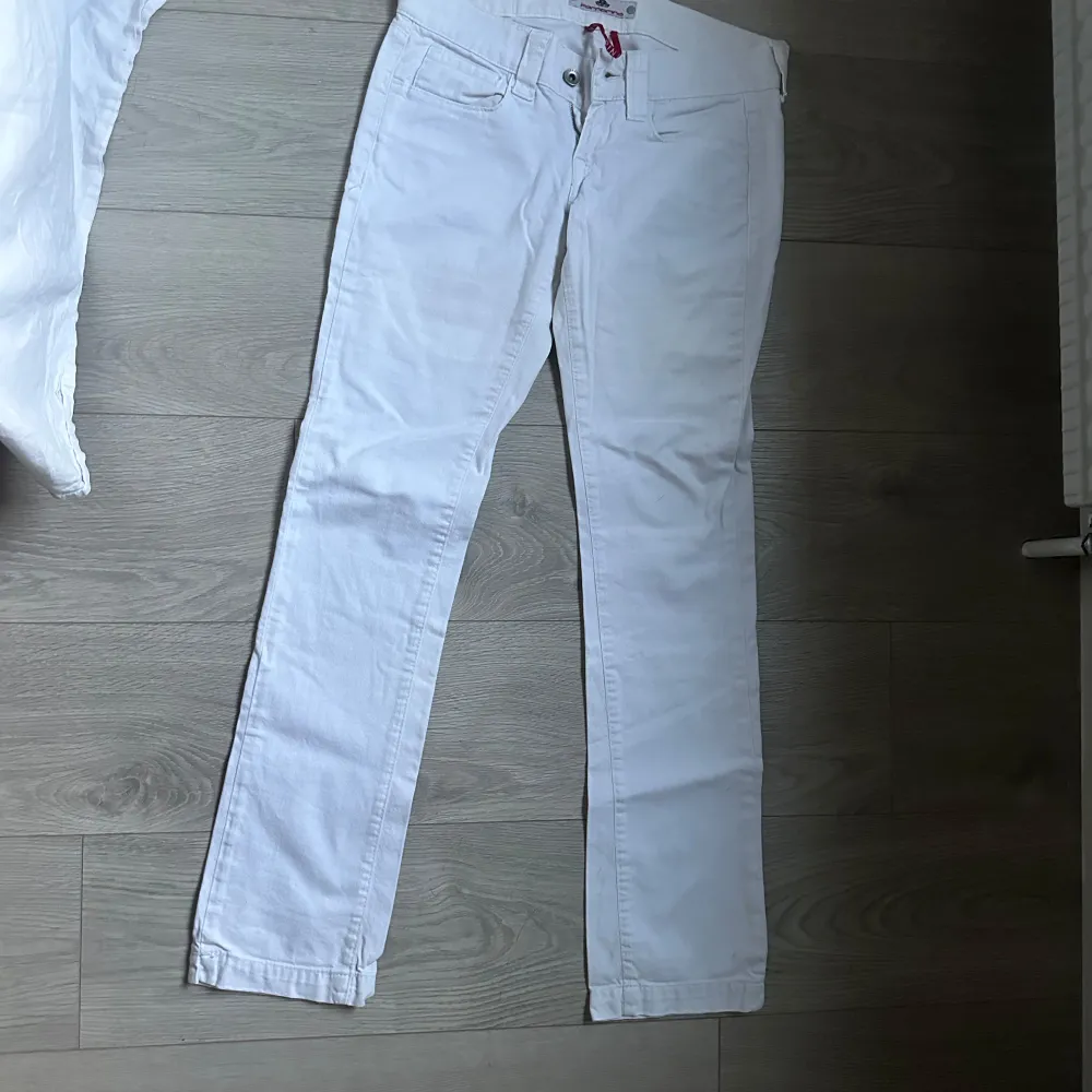 Jag köpte ett par jeans från märket formarina på Vinted, då de ej passar väljer jag tyvärr att sälja jeansen, de är i jätte bra skick förutom den lilla fläcken💗. Farkut & Housut.