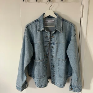 Oanvänd zara jeansjacka. - Helt nytt oanvänd zara jeansjacka.