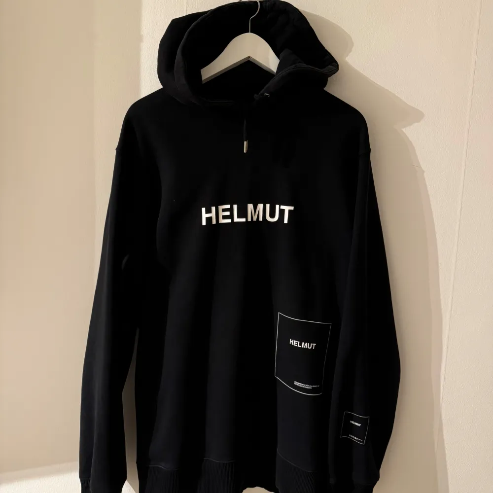 Se bilder för skick, nypris 2500kr. Hoodies.