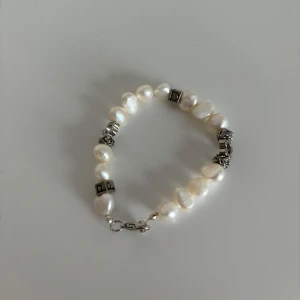 Armband  - Väldigt söta armband som aldrig kommer till användning längre. Jag kan sälja för ganska billiga priser och även sänka priset vid köp av flera, så återkom ifall du är intresserad. Alla är av bra kvalitet. 