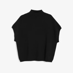 Stickad väst med polokrage - Svart stickad väst med polokrage, köpt ifrån Kappahl. Använd ett par gånger, aningens nopprig. 