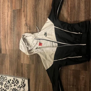 Nike vind jacka  - Storlek M skön och snygg jacka har haft den några gånger med det syns inte 