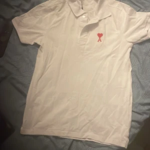 Ami Paris Polo T-shirt - Har använt bara 1 gång, den är jätte bekväm 