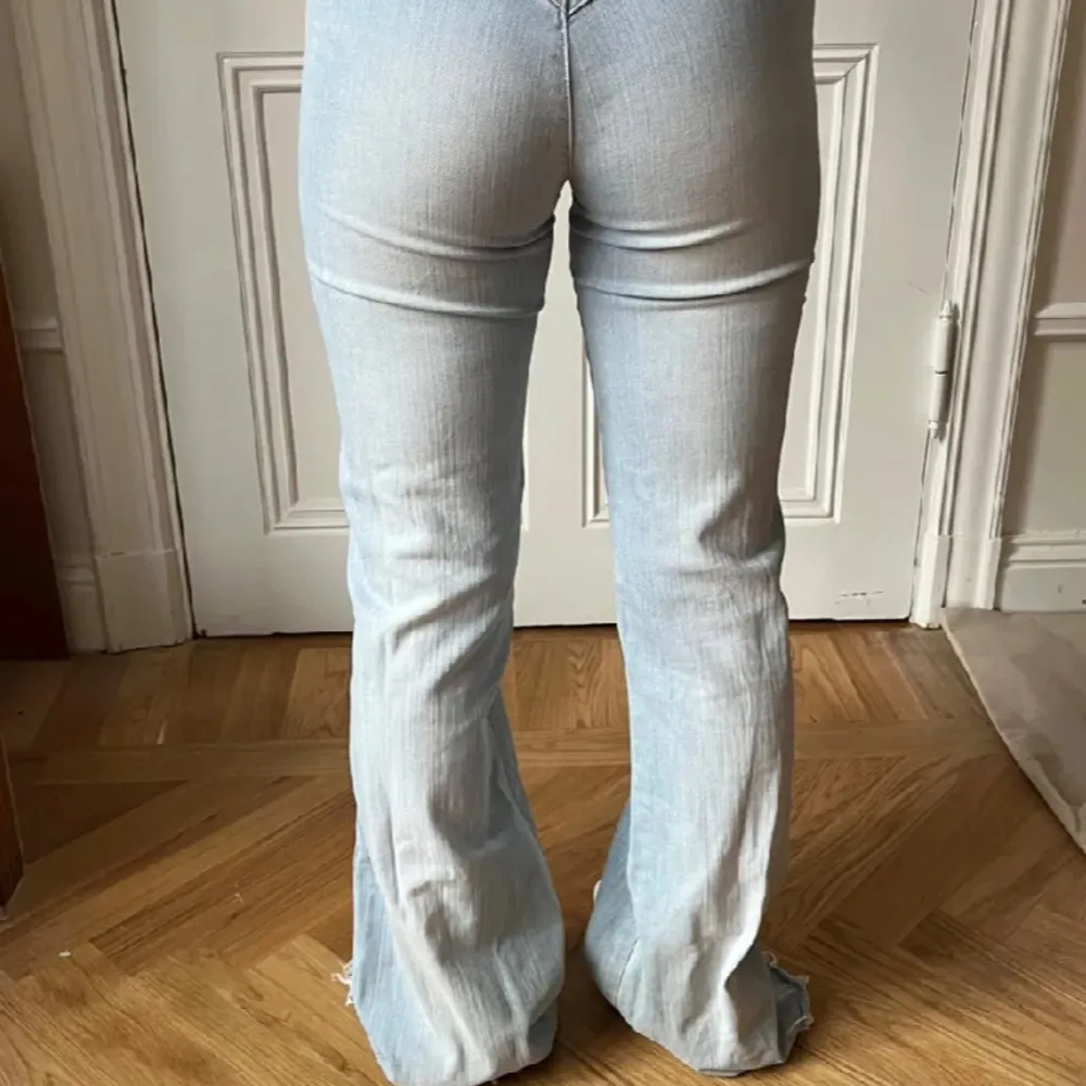 Ett par ljusblå lågmidjade Wrangel jeans💕 midjemåttet ligger på 36,5cm rakt över och innerbenslängden på 80cm💖 jag säljer pga av att det är lite för små på mig💕. Jeans & Byxor.