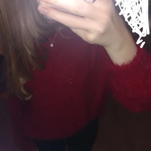 Jultröja?? - Nyskick, har provat den någon gång bara. På bilderna är färgen otydlig men den är mer vinröd än röd. Stolek 158/164 som jag tycker motsvarar XS/S. Pris kan diskuteras!